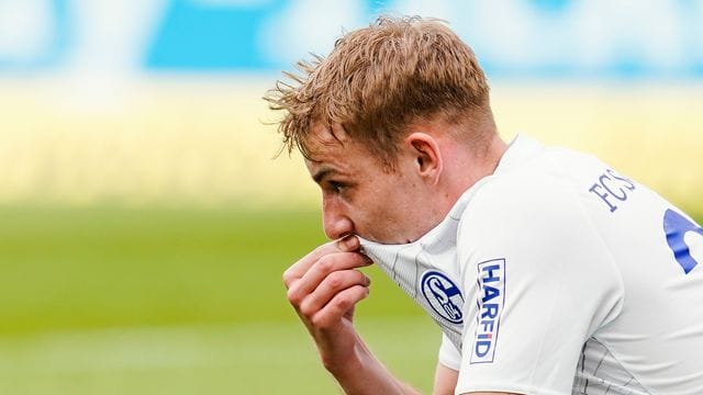 Der Schalker Timo Becker ist nach der Niederlage geknickt.
