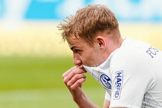 Der Schalker Timo Becker ist nach der Niederlage geknickt.