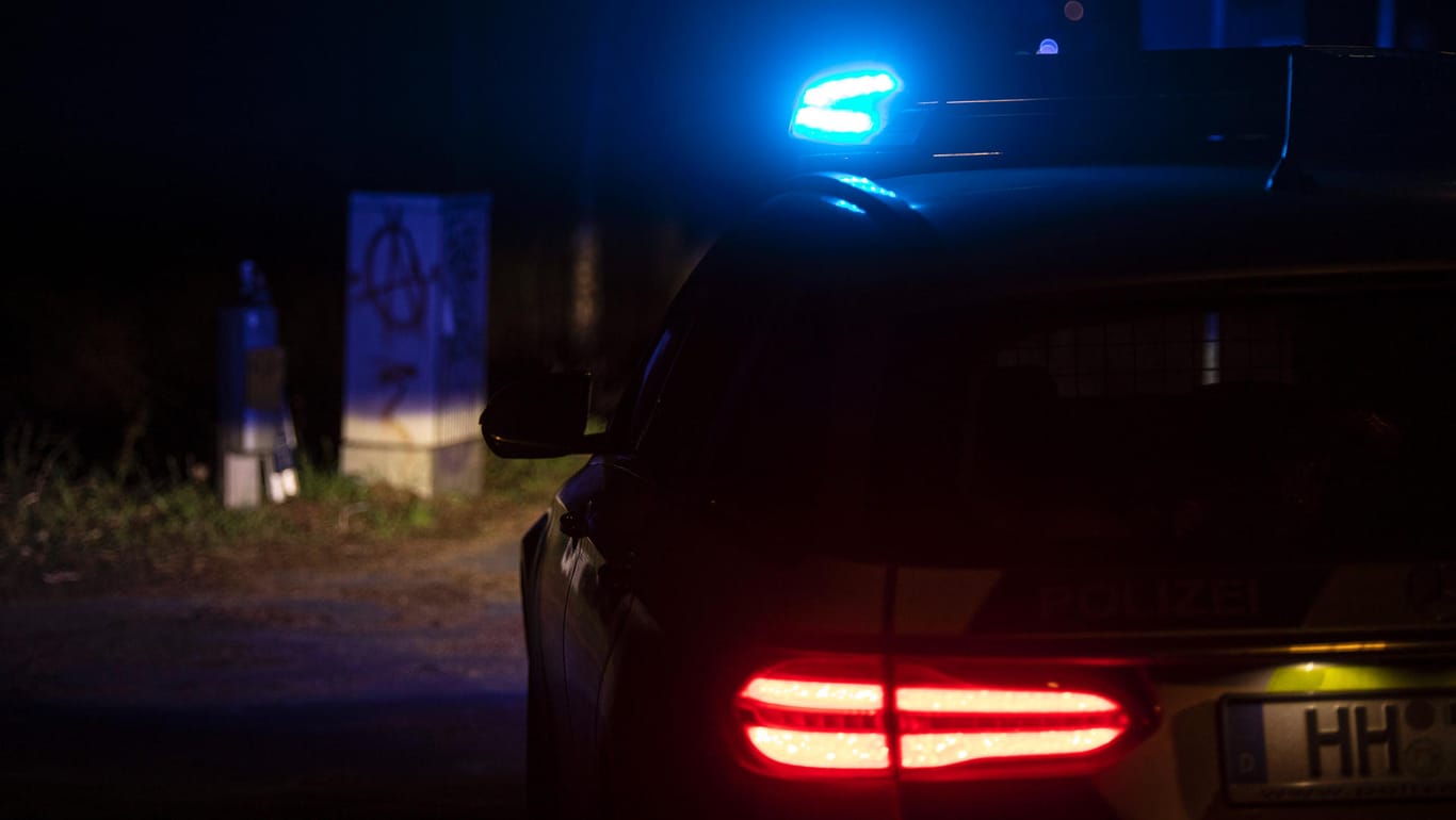 Blaulicht auf einem Polizeiauto leuchtet in der Nacht: In Hamburg hat eine Frau auf einen Mann eingestochen.