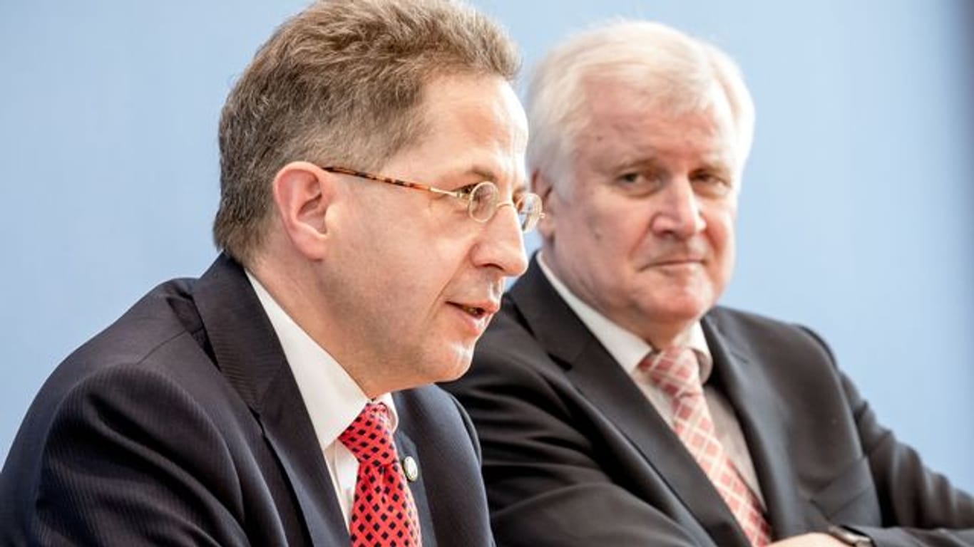 "Ich kann nur sagen, ich war mit seiner Arbeit sehr zufrieden", sagt Horst Seehofer (rechts) rückblickend über die Arbeit von Hans-Georg Maaßen an der Spitze des Verfassungsschutzes.