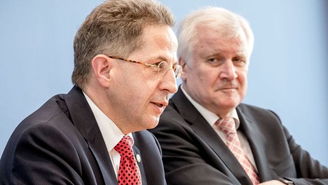 "Ich kann nur sagen, ich war mit seiner Arbeit sehr zufrieden", sagt Horst Seehofer (rechts) rückblickend über die Arbeit von Hans-Georg Maaßen an der Spitze des Verfassungsschutzes. "Ich kann nur sagen, ich war mit seiner Arbeit sehr zufrieden", sagt Horst Seehofer (rechts) rückblickend über die Arbeit von Hans-Georg Maaßen an der Spitze des Verfassungsschutzes.