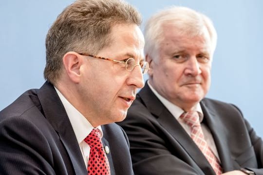 "Ich kann nur sagen, ich war mit seiner Arbeit sehr zufrieden", sagt Horst Seehofer (rechts) rückblickend über die Arbeit von Hans-Georg Maaßen an der Spitze des Verfassungsschutzes.