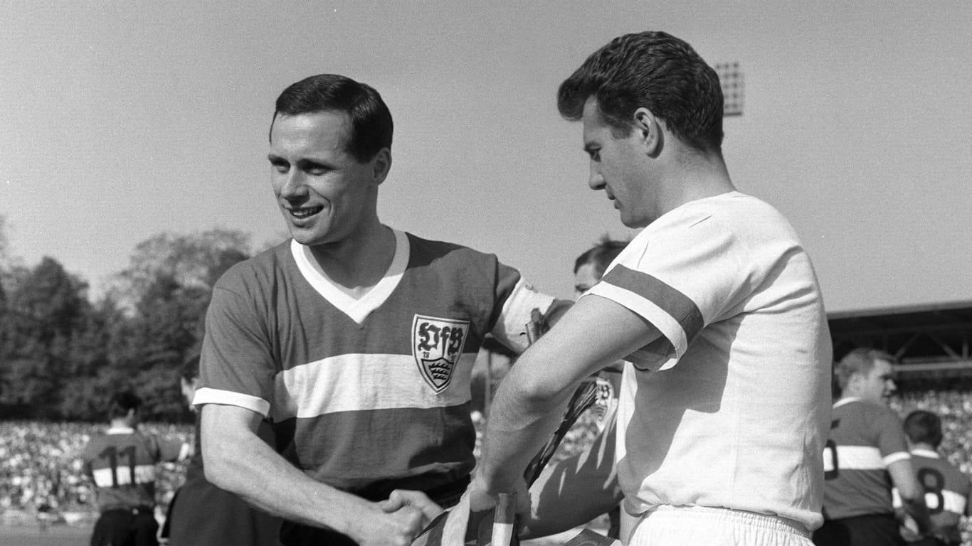 Günter Seibold (VfB Stuttgart, l.) und Hans Schäfer vom 1. FC Köln: Im Jahr 1964 wurde der FC am 9. Mai Deutscher Meister.