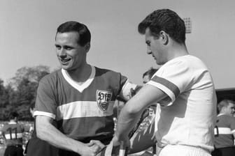 Günter Seibold (VfB Stuttgart, l.) und Hans Schäfer vom 1. FC Köln: Im Jahr 1964 wurde der FC am 9. Mai Deutscher Meister.