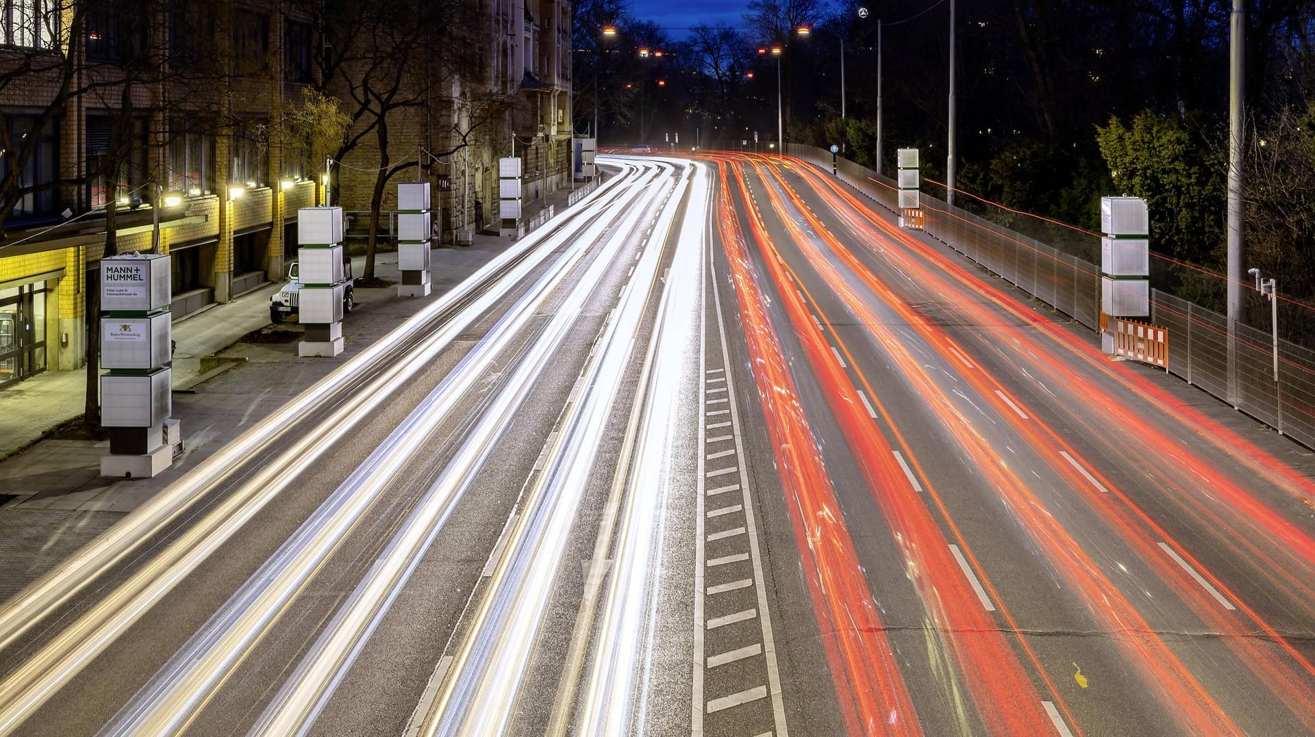 Das Neckartor in Stuttgart: Auch aufgrund der hohen Feinstaubbelastung an dem Ort dürfen viele Dieselfahrzeuge in der Innenstadt nicht mehr fahren. FDP-Chef Lindner hält es dagegen für falsch, Verbrenner abzuschreiben. Das Neckartor in Stuttgart: Auch aufgrund der hohen Feinstaubbelastung an dem Ort dürfen viele Dieselfahrzeuge in der Innenstadt nicht mehr fahren. FDP-Chef Lindner hält es dagegen für falsch, Verbrenner abzuschreiben.