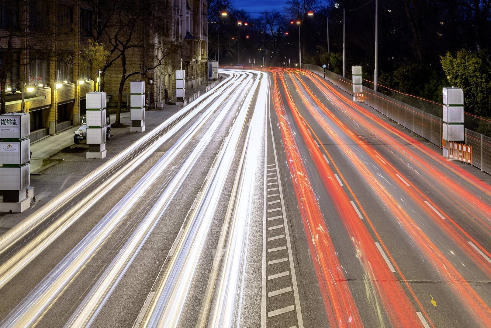 Das Neckartor in Stuttgart: Auch aufgrund der hohen Feinstaubbelastung an dem Ort dürfen viele Dieselfahrzeuge in der Innenstadt nicht mehr fahren. FDP-Chef Lindner hält es dagegen für falsch, Verbrenner abzuschreiben.