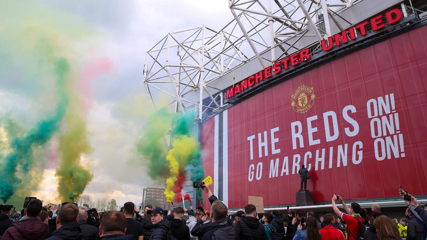 Fans von Manchester United protestieren vor Old Trafford gegen die Besitzerfamilie Glazer.