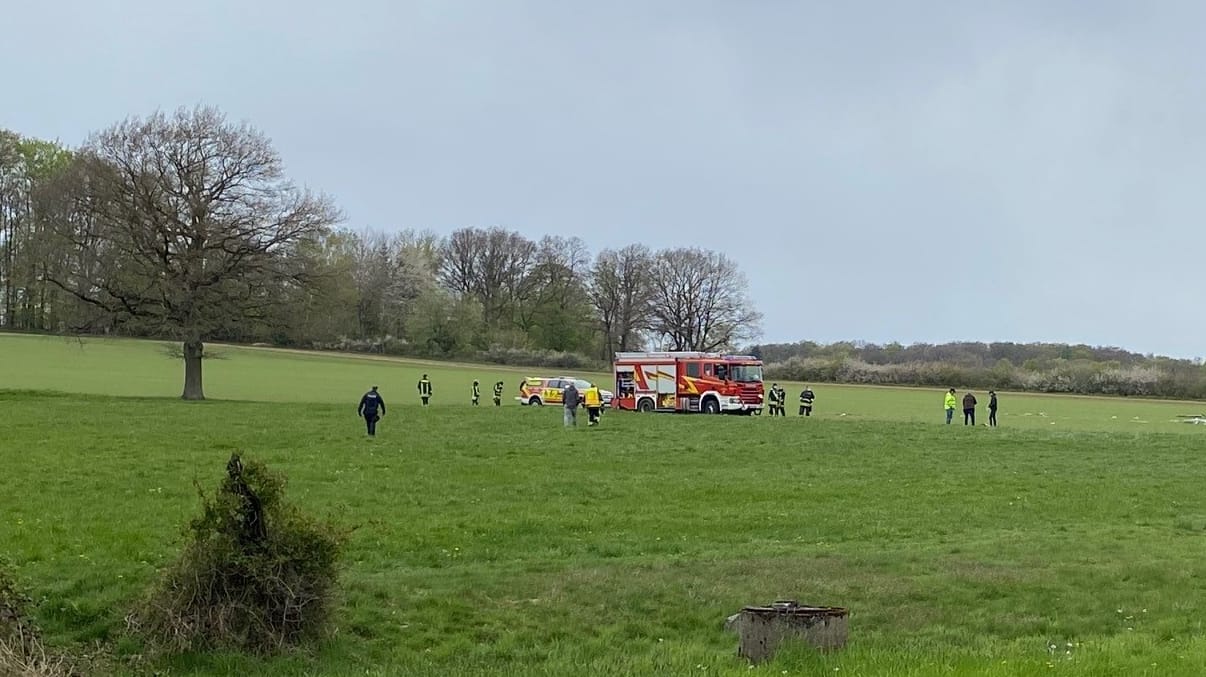 Horn-Bad Meinberg: Einsatzkräfte an der Absturzstelle eines Segelfliegers.