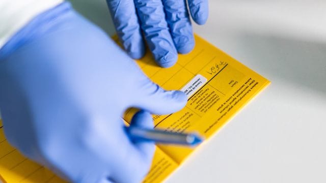 Die Impfkampagne in Deutschland hat angezogen - und auch andere Kennwerte in der Pandemie entwickeln sich positiv. Die Impfkampagne in Deutschland hat angezogen - und auch andere Kennwerte in der Pandemie entwickeln sich positiv.