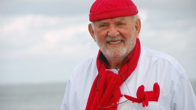 Jürgen Gosch, Inhaber der nach ihm benannten Handels- und Restaurantkette Gosch, am Lister Hafen auf Sylt. Jürgen Gosch, Inhaber der nach ihm benannten Handels- und Restaurantkette Gosch, am Lister Hafen auf Sylt.