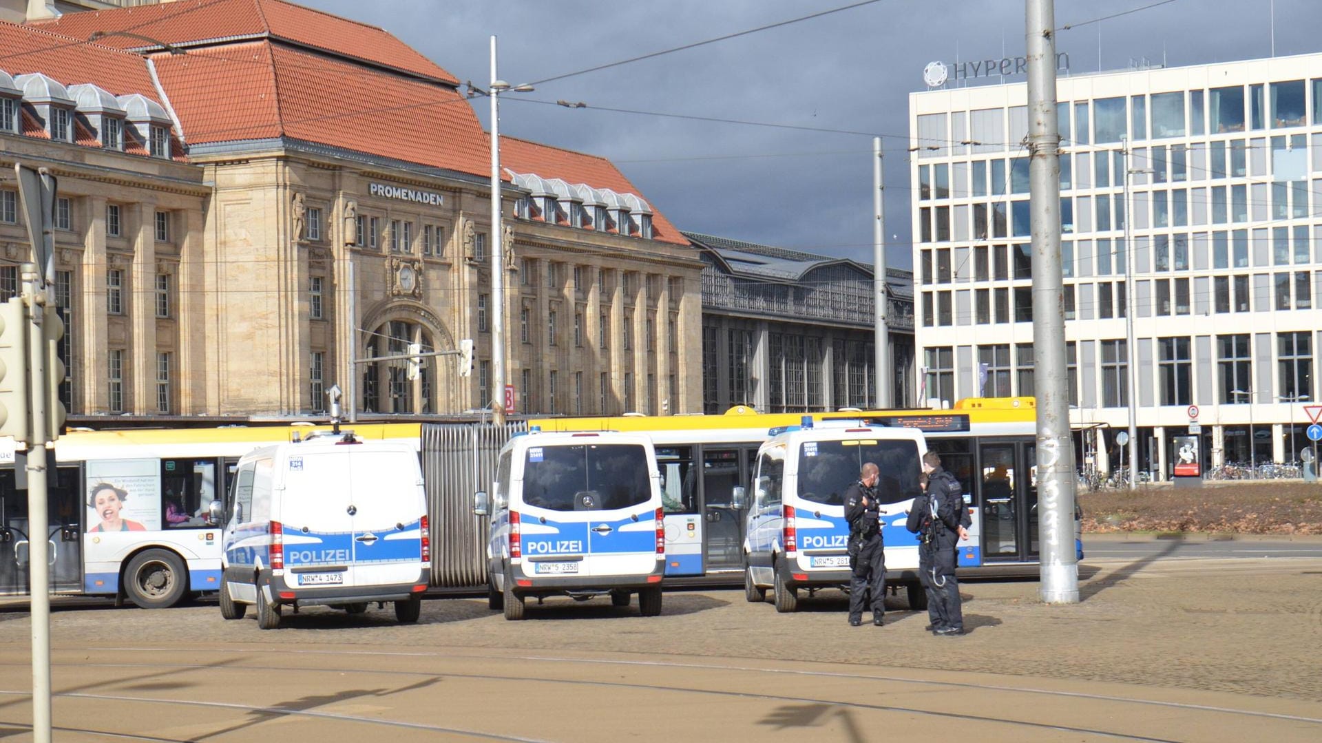 Polizisten stehen vor dem Leipziger Hauptbahnhof: Beamte haben bei einer Demo in der Messestadt einen Angriff auf Journalisten verhindert. Polizisten stehen vor dem Leipziger Hauptbahnhof: Beamte haben bei einer Demo in der Messestadt einen Angriff auf Journalisten verhindert.
