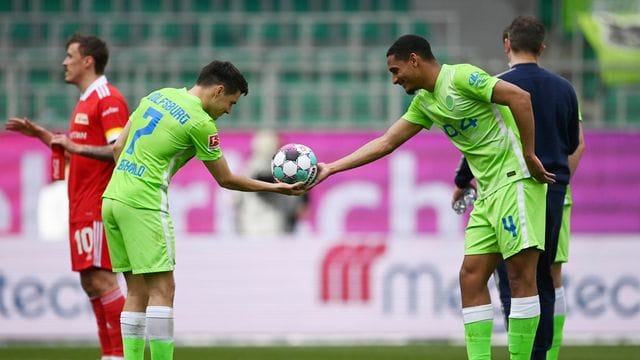 Der dreifache Torschütze Josip Brekalo (l) bekommt von Maxence Lacroix den Spielball überreicht. Der dreifache Torschütze Josip Brekalo (l) bekommt von Maxence Lacroix den Spielball überreicht.