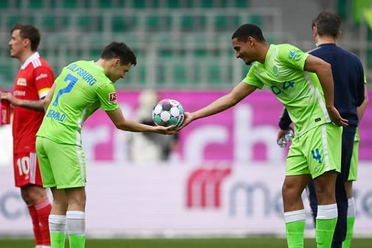 Der dreifache Torschütze Josip Brekalo (l) bekommt von Maxence Lacroix den Spielball überreicht.