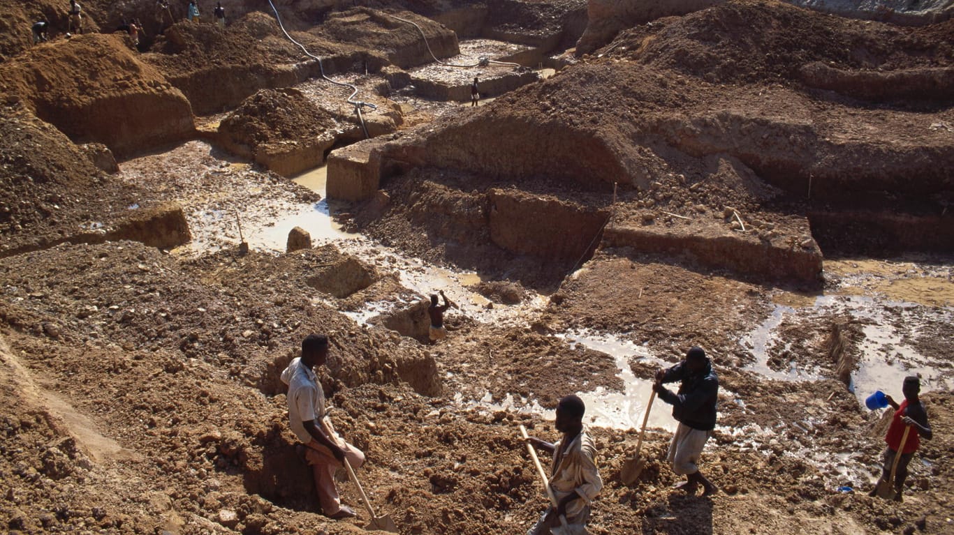 Arbeiter in einer Mine in Guinea (Archivbild): In den schlecht gesicherten Gruben kommt es immer wieder zu tödlichen Unfällen.