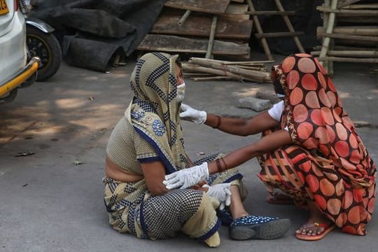 In absoluten Zahlen ist Indien mit seinen mehr als 1,3 Milliarden Einwohnern hinter den USA am stärksten von der Pandemie betroffen.