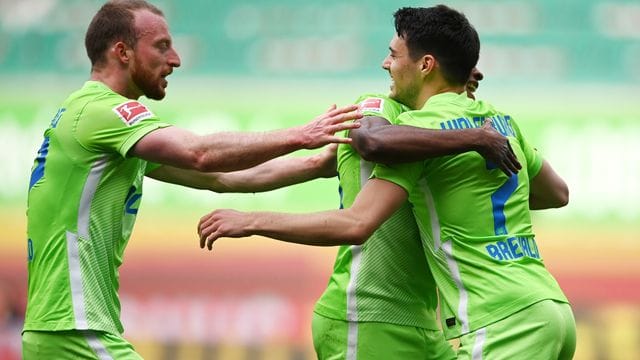 Maximilian Arnold (l) drückt RB Leipzig im Pokalfinale die Daumen.