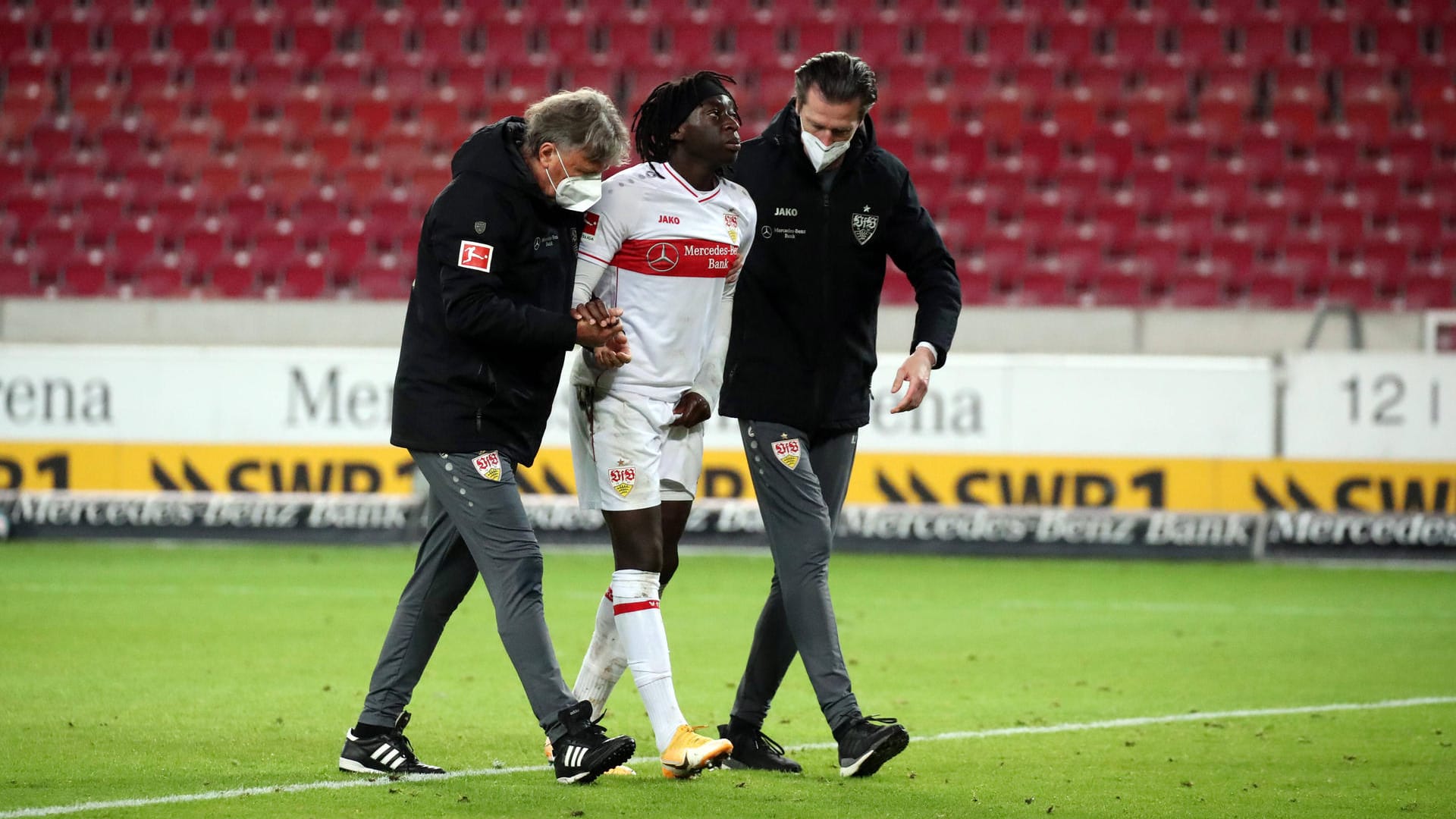 VfB Stuttgart: Tanguy Coulibaly musste gegen Augsburg verletzt vom Platz. VfB Stuttgart: Tanguy Coulibaly musste gegen Augsburg verletzt vom Platz.