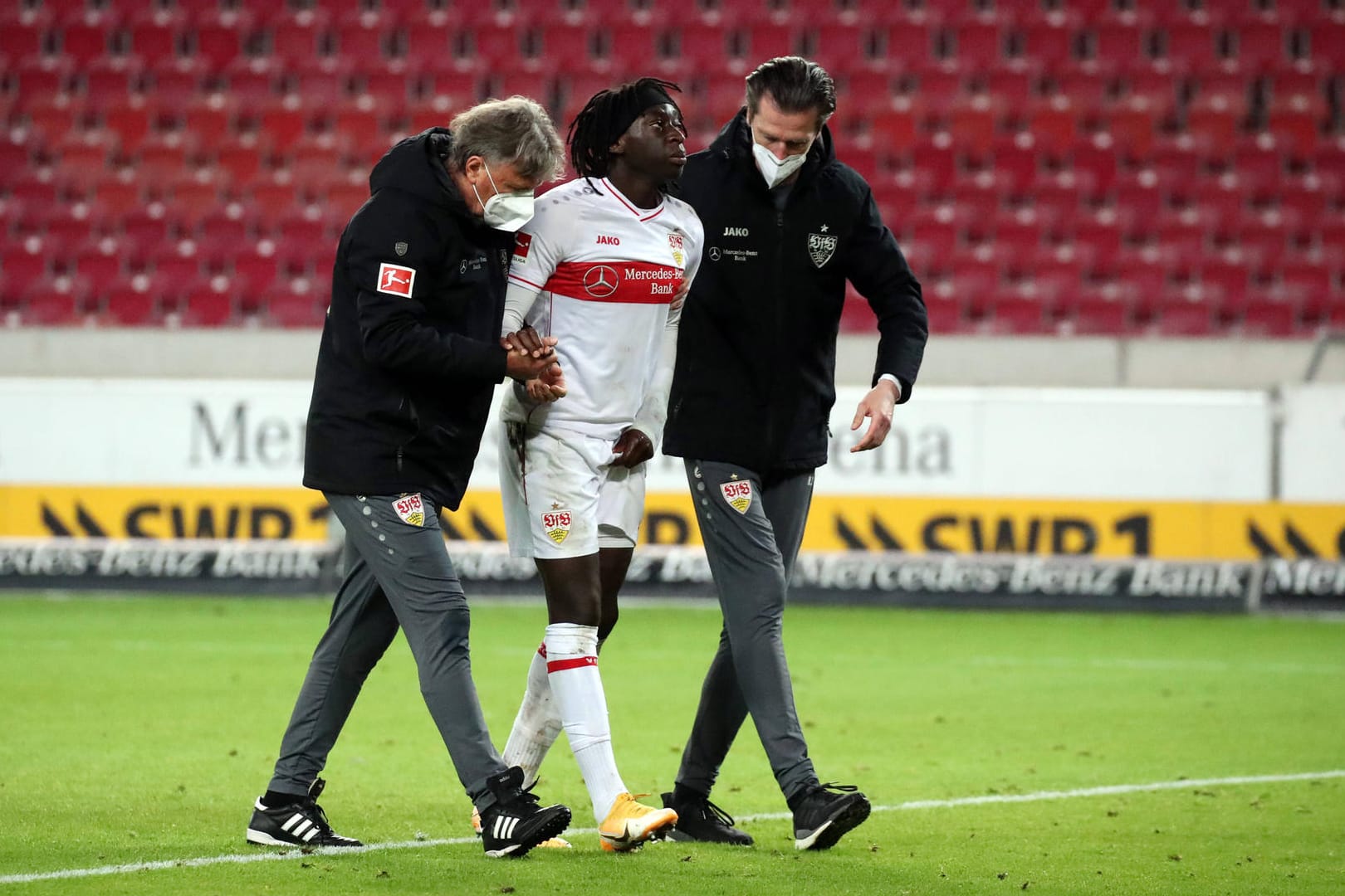 VfB Stuttgart: Tanguy Coulibaly musste gegen Augsburg verletzt vom Platz.