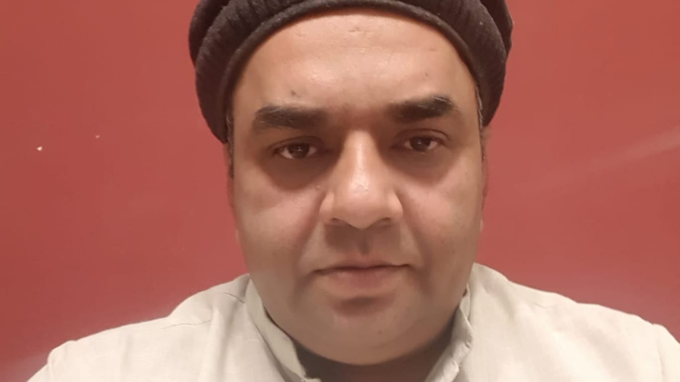 Taxifahrer Saijd Mubashir versucht, während des Fastens mehrmals täglich die Moschee aufzusuchen: Religiöse Gespräche mit Fahrgästen vermeidet er aber – aus Rücksicht auf die rechtlichen Vorgaben für seinen Berufsstand.