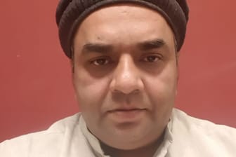 Taxifahrer Saijd Mubashir versucht, während des Fastens mehrmals täglich die Moschee aufzusuchen: Religiöse Gespräche mit Fahrgästen vermeidet er aber – aus Rücksicht auf die rechtlichen Vorgaben für seinen Berufsstand.
