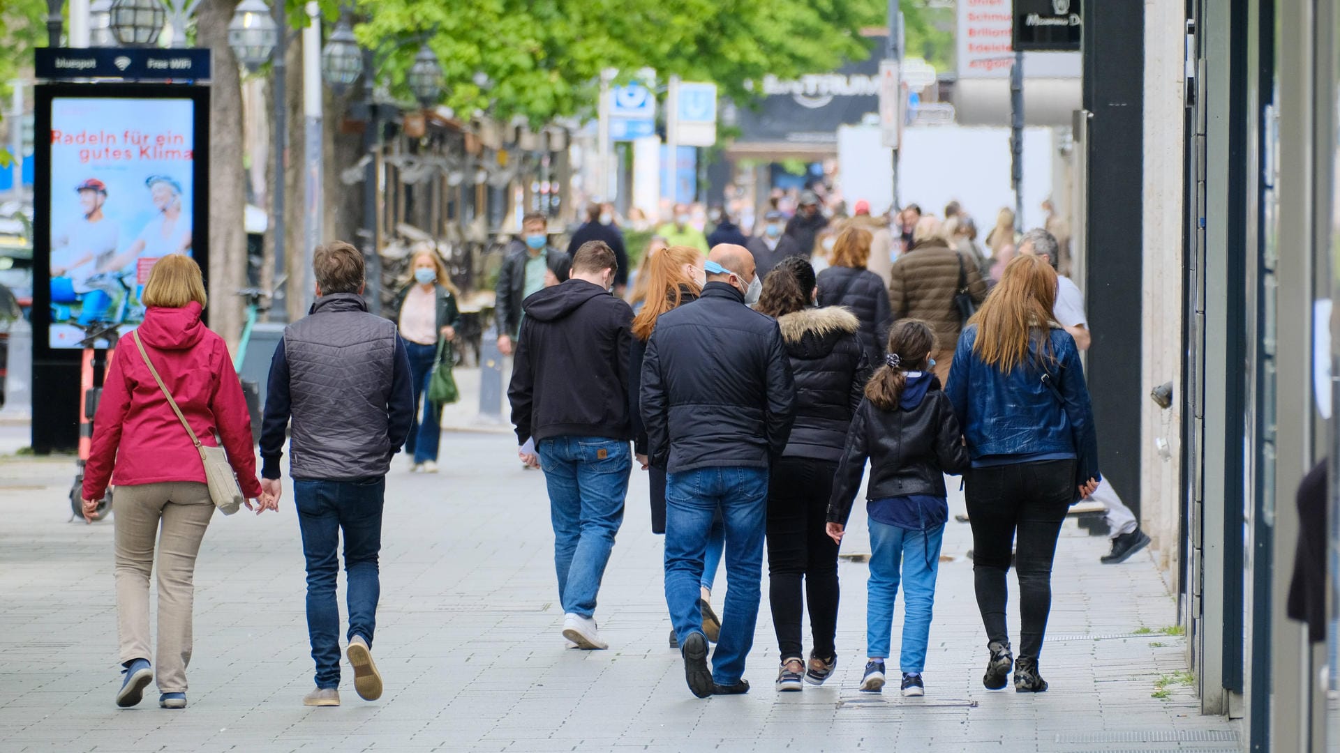 Passanten auf der Düsseldorfer Königsallee: Die Deutschen tragen je nach Einkommen unterschiedlich viel zu den Steuereinkünften des Fiskus bei.