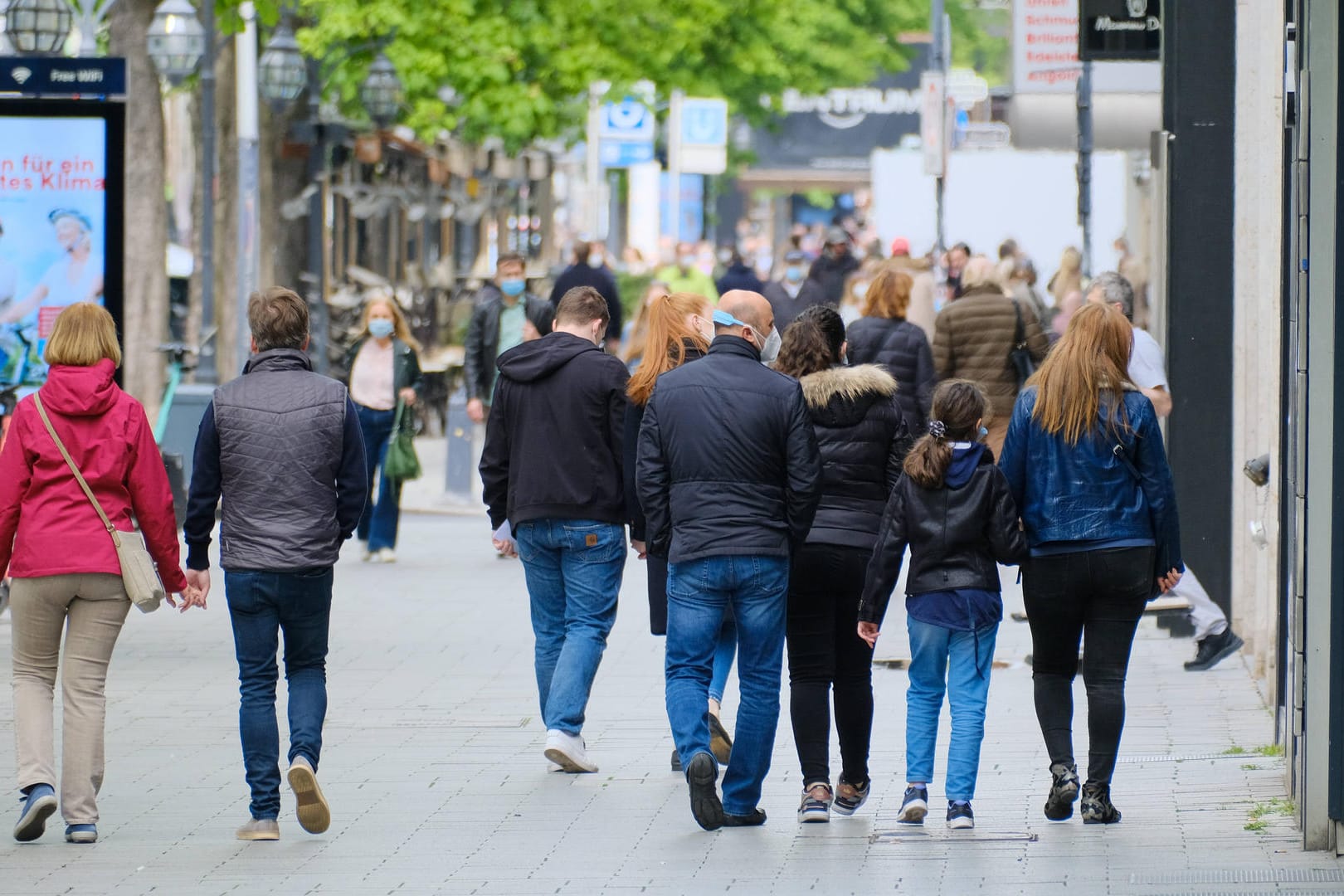 Passanten auf der Düsseldorfer Königsallee: Die Deutschen tragen je nach Einkommen unterschiedlich viel zu den Steuereinkünften des Fiskus bei.