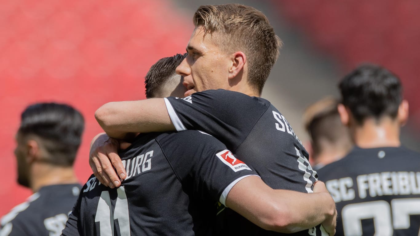 Freiburger beim Jubeln: Nils Petersen (r.) freut sich mit Ermedin Demirovic über sein Tor zum 1:0.