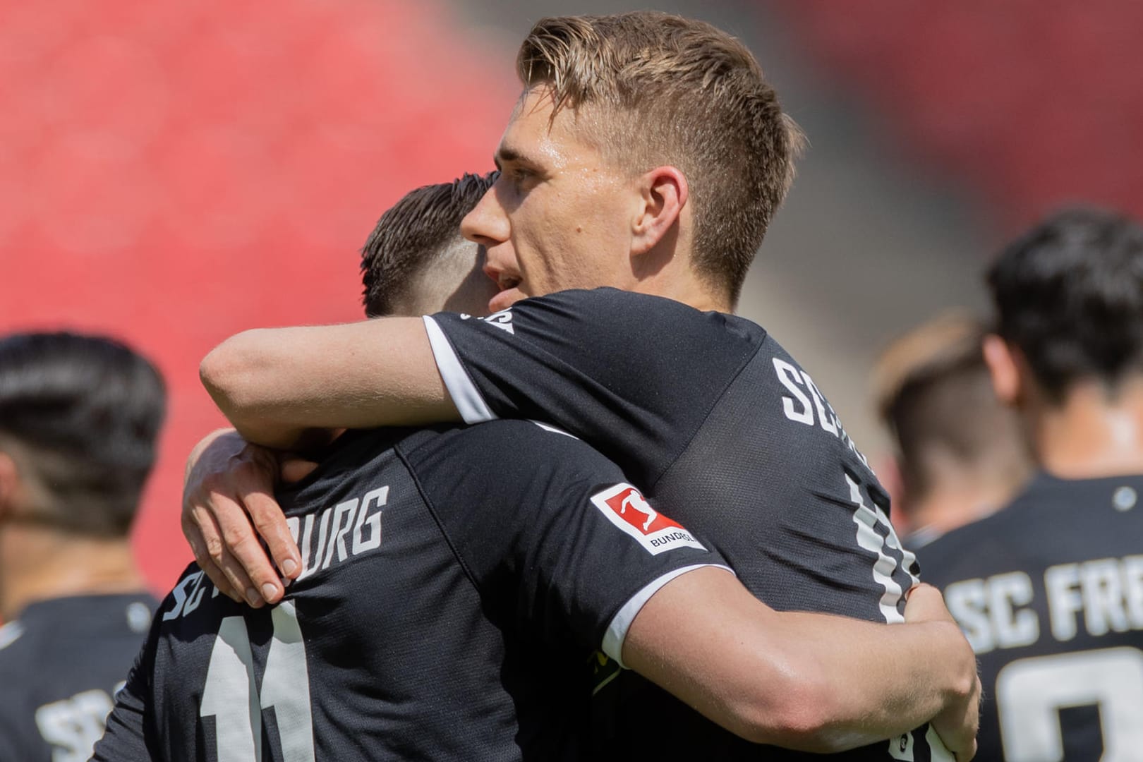 Freiburger beim Jubeln: Nils Petersen (r.) freut sich mit Ermedin Demirovic über sein Tor zum 1:0.