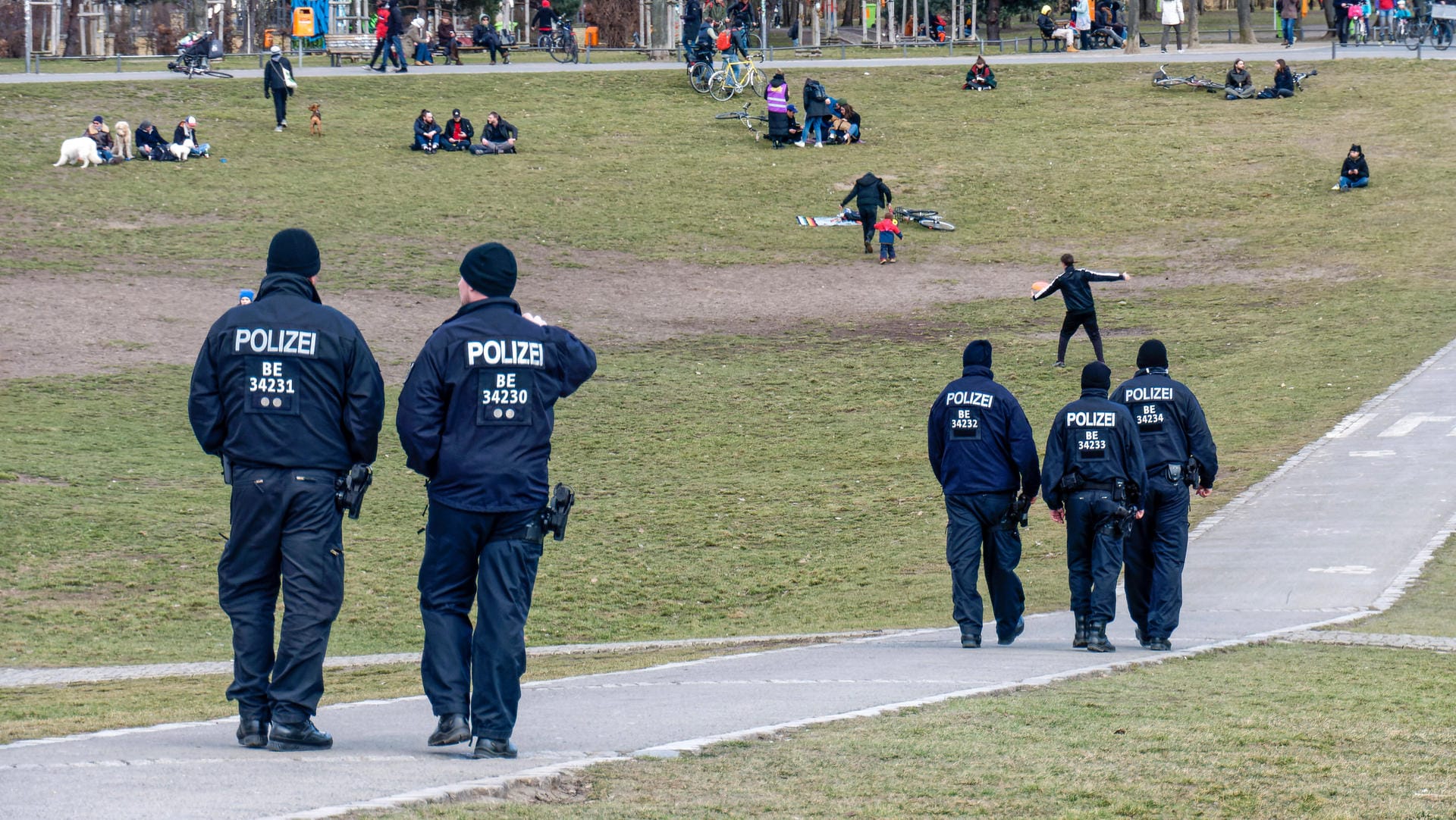 Polizisten gehen durch den Görlitzer Park: Hunderte Personen haben sich nicht an die Ausgangssperre gehalten und hielten sich auch nach 22 Uhr noch im Park auf.