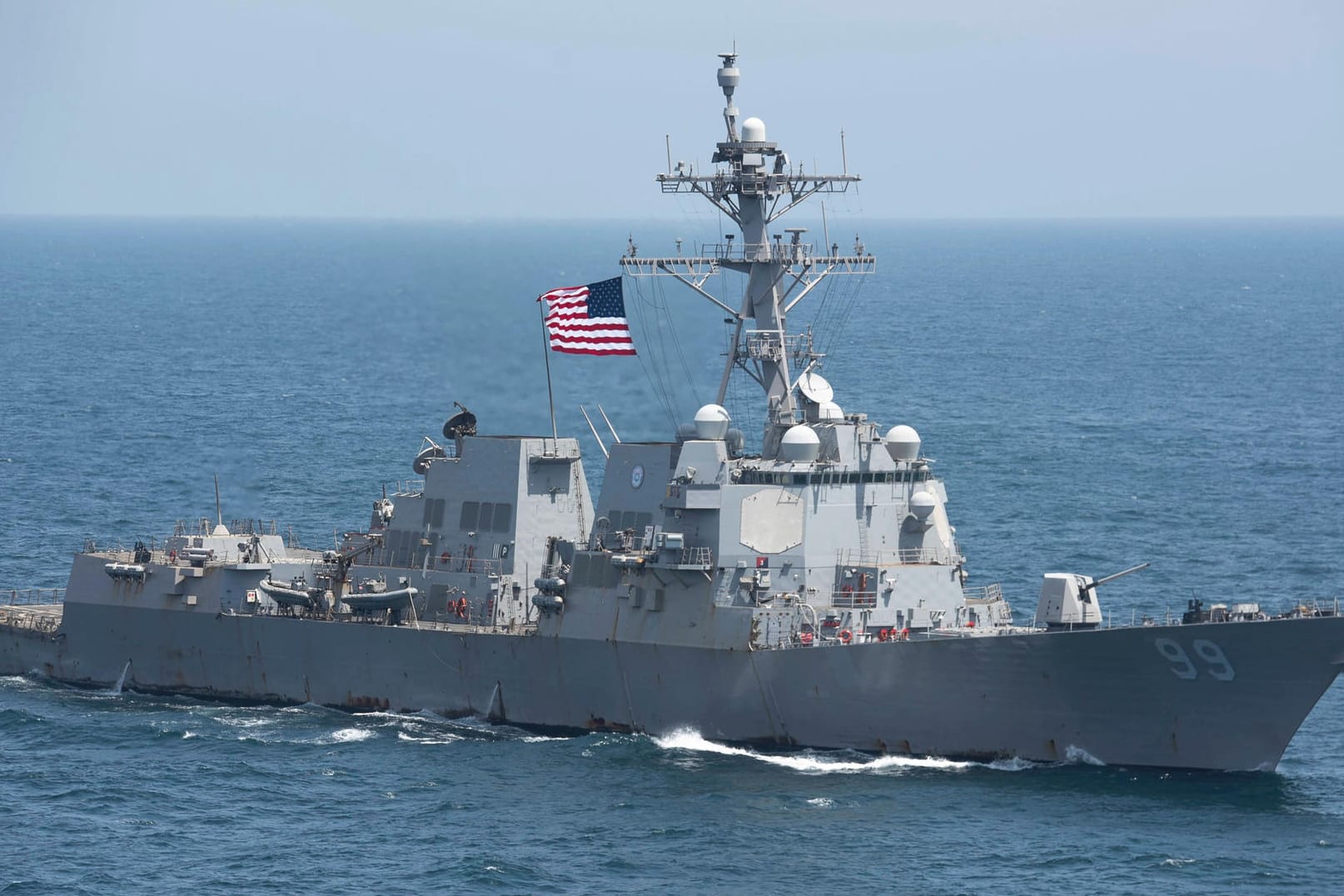 Schiff der US-Marine im Arabischen Meer: Der Iran wird hinter der Lieferung vermutet (Symbolbild).