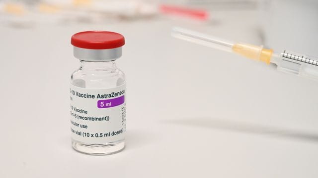 Trotz des Neins zu einer Vertragsverlängerung äußerte sich EU-Industriekommissar Thierry Breton positiv über die Wirksamkeit des Astrazeneca-Vakzins: "Das ist ein guter Impfstoff. Trotz des Neins zu einer Vertragsverlängerung äußerte sich EU-Industriekommissar Thierry Breton positiv über die Wirksamkeit des Astrazeneca-Vakzins: "Das ist ein guter Impfstoff.