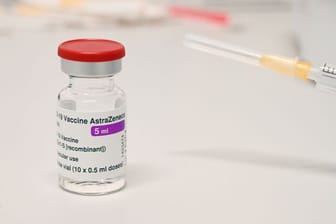 Trotz des Neins zu einer Vertragsverlängerung äußerte sich EU-Industriekommissar Thierry Breton positiv über die Wirksamkeit des Astrazeneca-Vakzins: "Das ist ein guter Impfstoff.