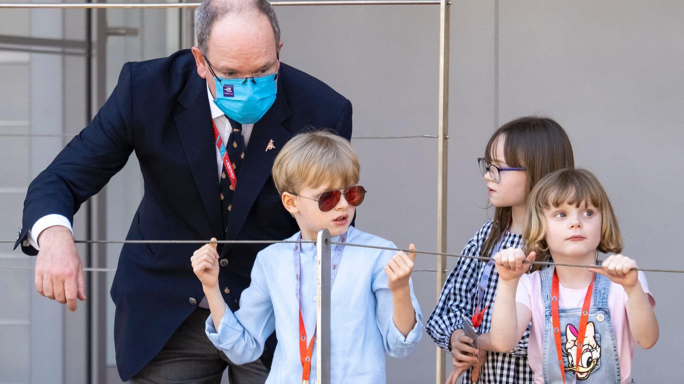 Familienausflug zum E-Rennen: Fürst Albert kümmert sich um seine Kids.