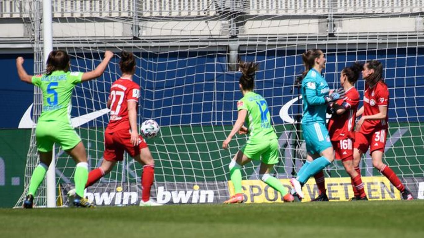 Wolfsburgs Ewa Pajor (M) köpft den Ball ins Tor zum 1:1.
