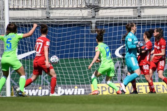 Wolfsburgs Ewa Pajor (M) köpft den Ball ins Tor zum 1:1.