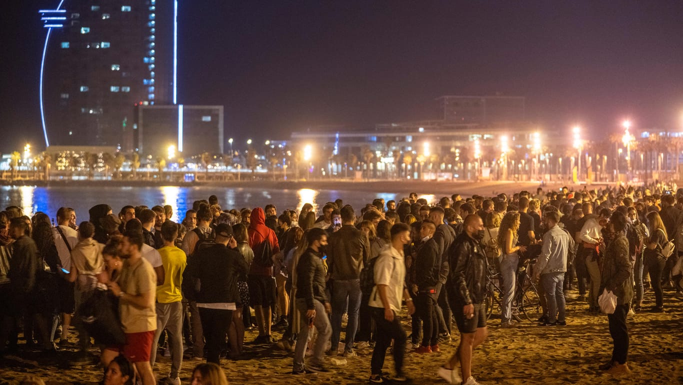Menschen am Strand in Barcelona: Experten fürchten ein Ansteigen der Neuinfektionen.