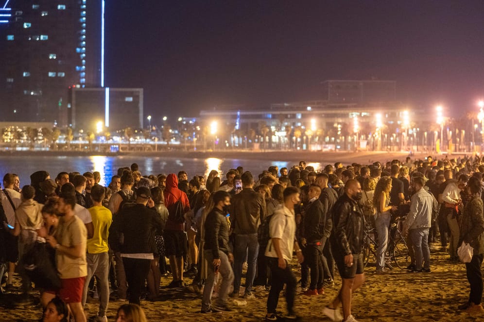 Menschen am Strand in Barcelona: Experten fürchten ein Ansteigen der Neuinfektionen.