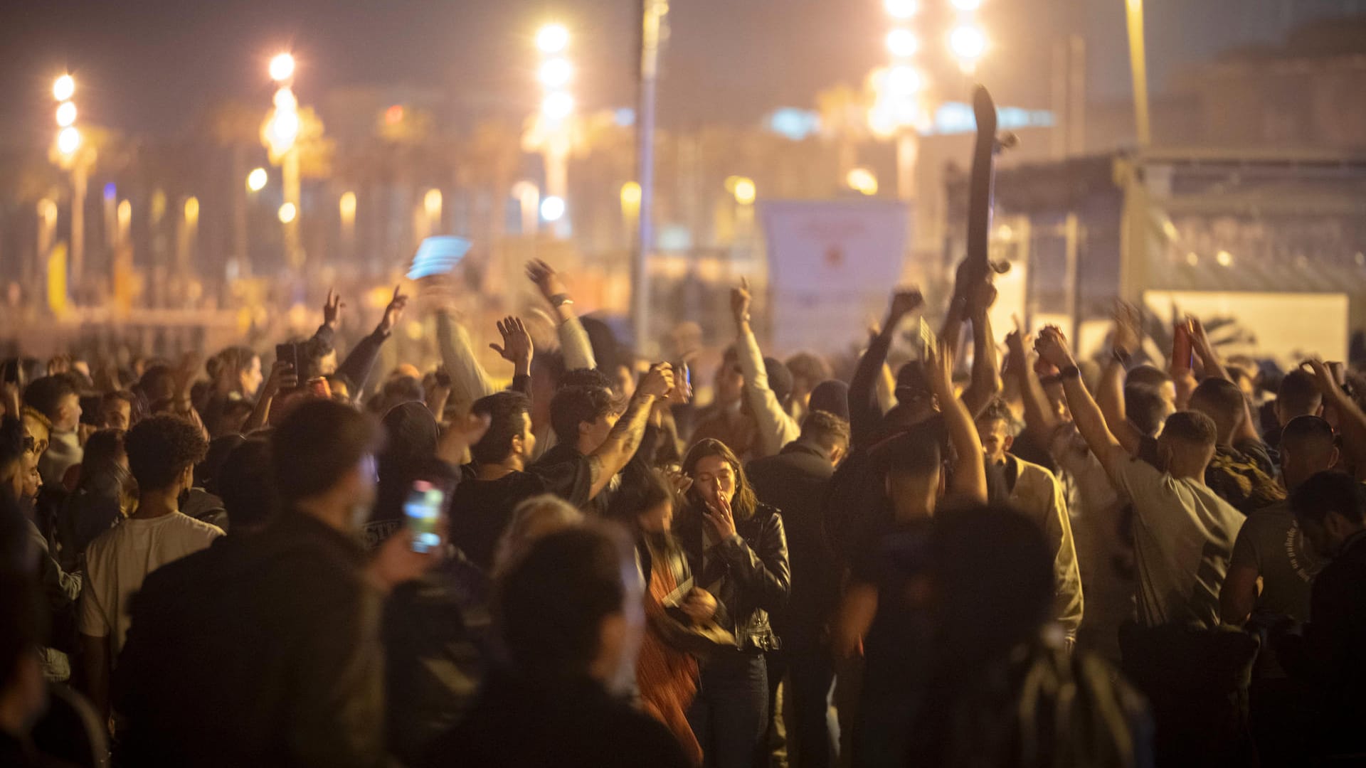 Menschen drängen sich dicht an dicht in Barcelona: Kein Abstand, keine Masken – so feiern die Spanier das Ende des Corona-Notstands.