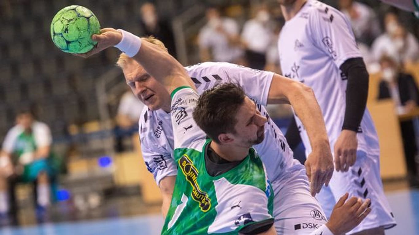 Berlins Fabian Wiede (vorn) und Kiels Patrick Wiencek kämpfen um den Ball.