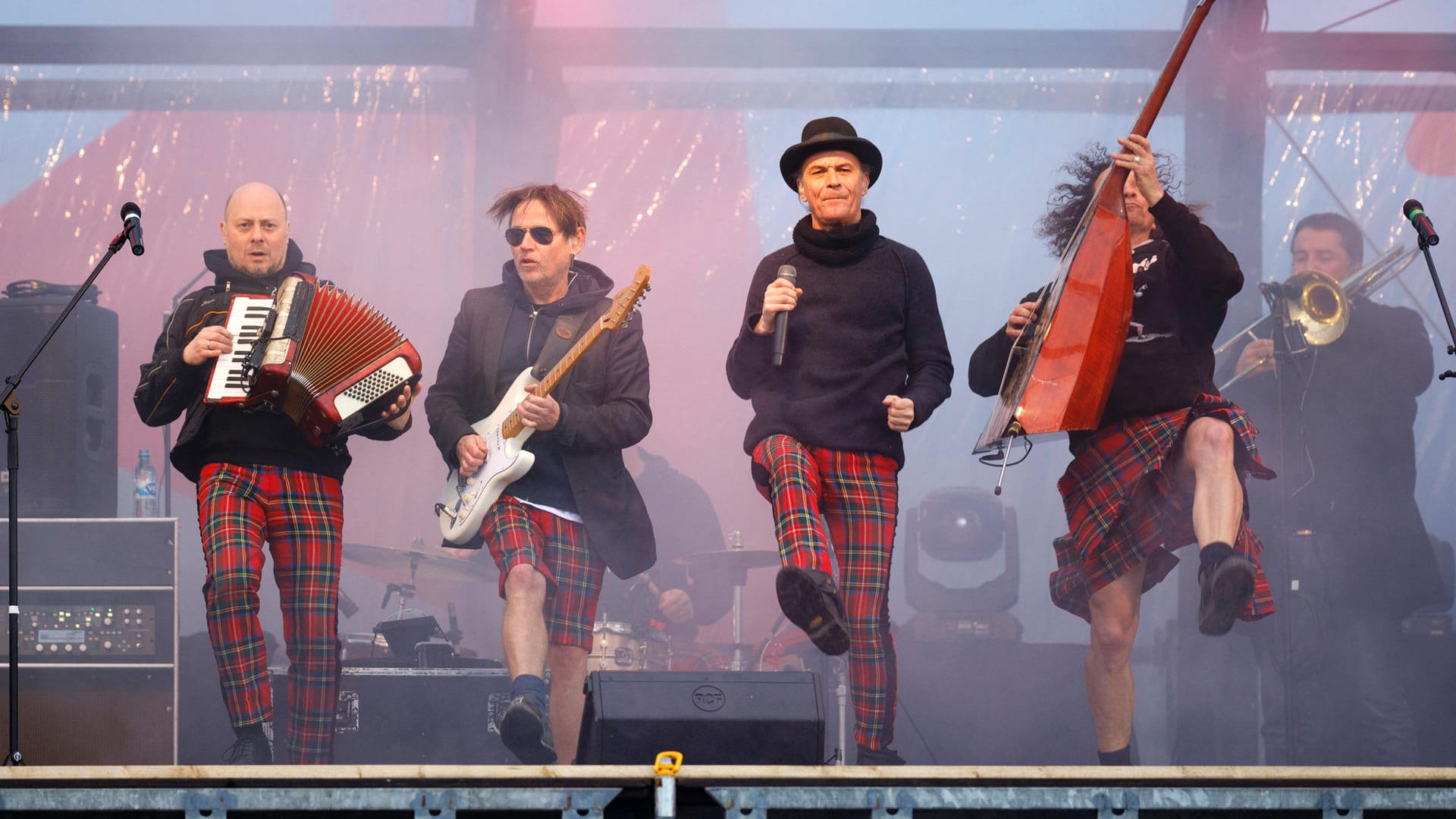 Die Band "Brings" bei einem Konzert (Archivbild): Die Kölner unterstützen das Projekt "Liebe gewinnt" und treten am Montag in Hamm auf.