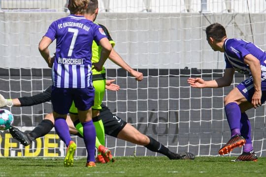 Aues Torwart Martin Männel (hinten), Jan Hochscheidt (l) und Sören Gonther können das Tor zum 3:6 durch Paderborns Dennis Srbeny (2.