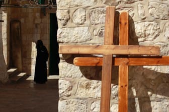 Kreuze vor einem Gebäude, im Hintergrund ein koptischer Mönch: Der Fall sorgte für Entsetzen in der Gemeinde (Symbolbild).