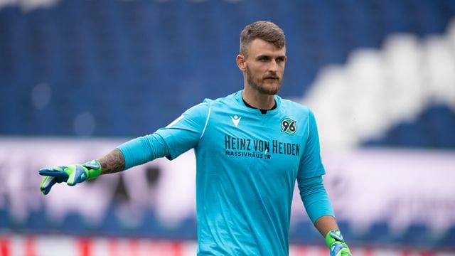 Hannovers Torwart Martin Hansen gestikuliert
