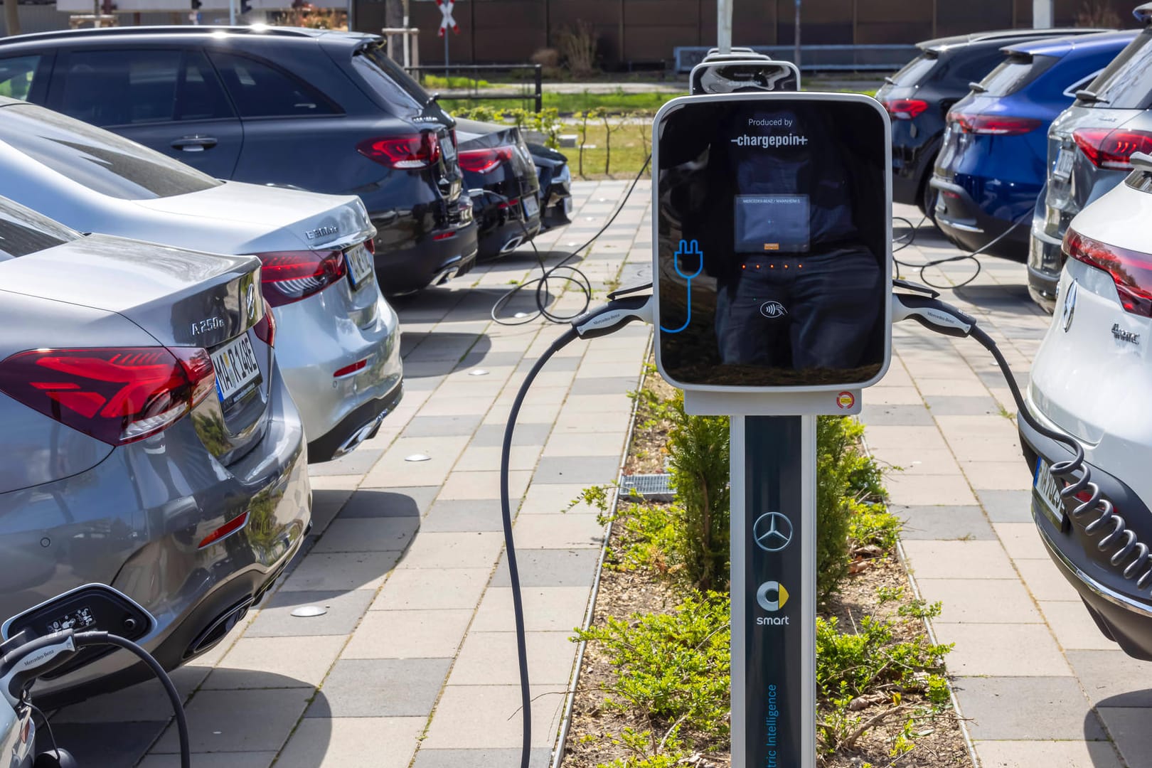Elektrotankstelle: Dreijährige E-Autos kosten nur noch 50,5 Prozent des Neupreises. (Symbolbild)