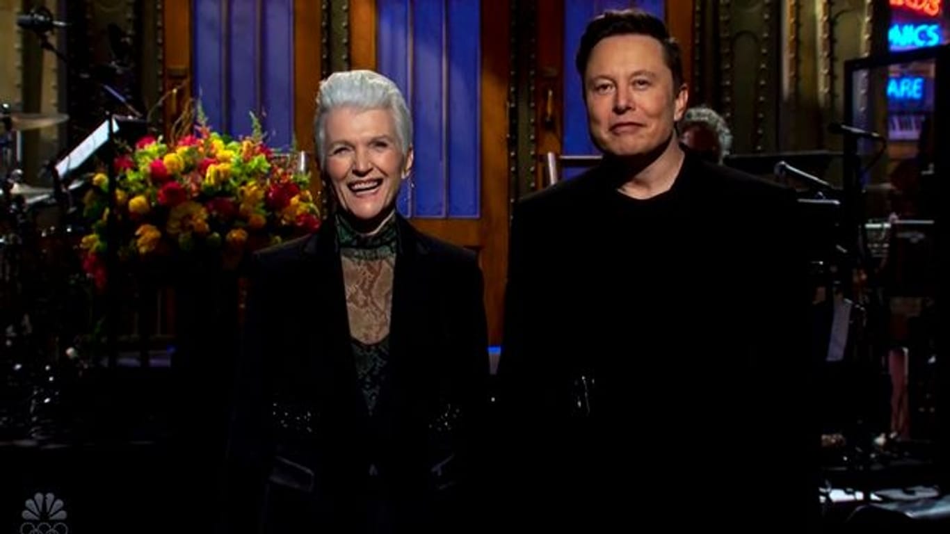 Unternehmer Elon Musk und seine Mutter Maye Musk in der Unterhaltungsshow "Saturday Night Live".
