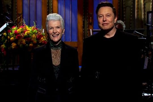 Unternehmer Elon Musk und seine Mutter Maye Musk in der Unterhaltungsshow "Saturday Night Live".