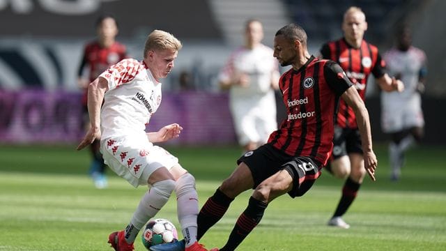 Der Mainzer Jonathan Burkhardt (l) und der Frankfurter Djibril Sow kämpfen resolut um den Ball. Der Mainzer Jonathan Burkhardt (l) und der Frankfurter Djibril Sow kämpfen resolut um den Ball.