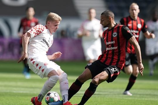 Der Mainzer Jonathan Burkhardt (l) und der Frankfurter Djibril Sow kämpfen resolut um den Ball.