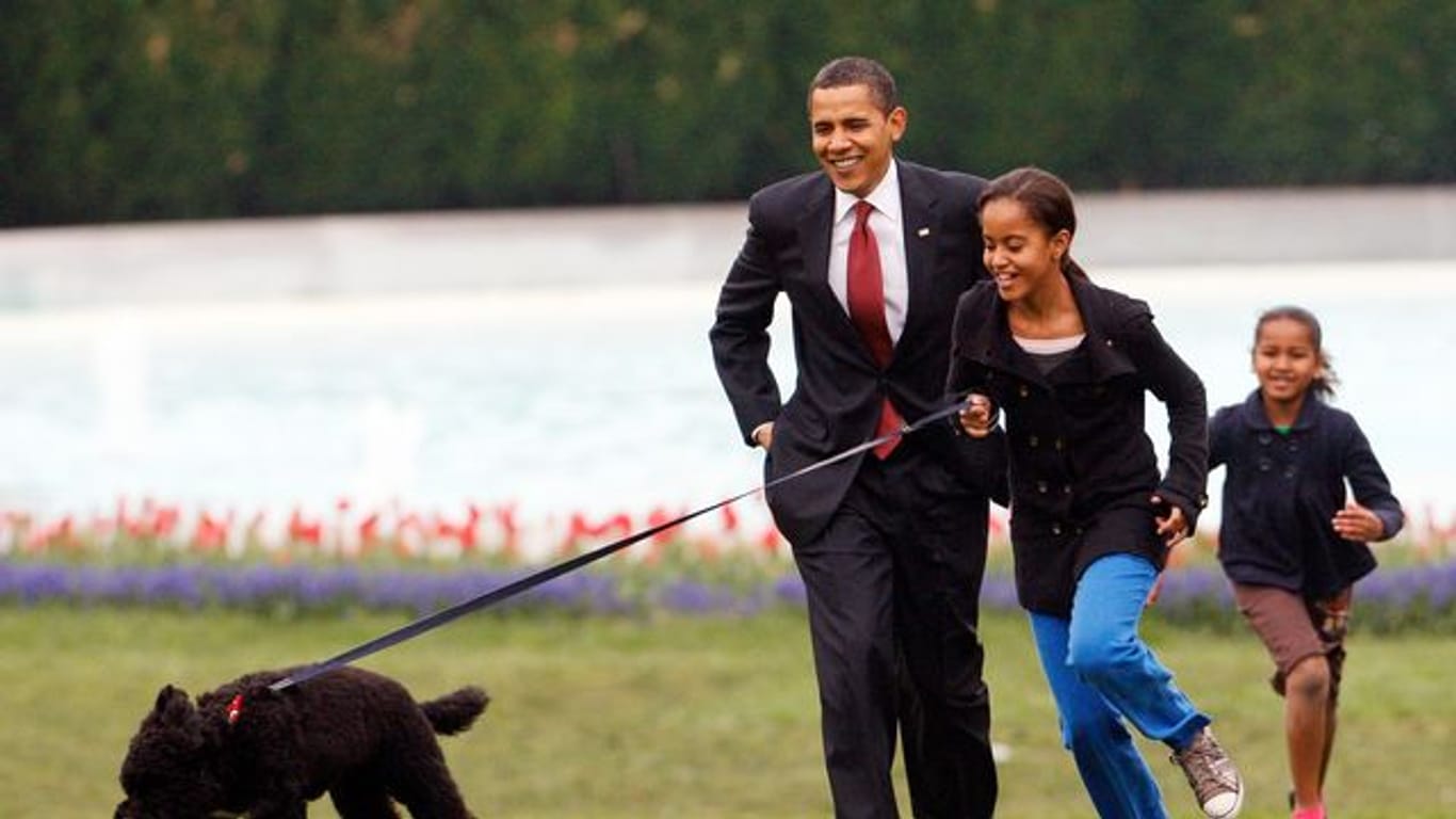 Malia Obama 2009 mit Familienhund Bo, gefolgt von damaliger US-Präsident Barack Obama und Sasha Obama.