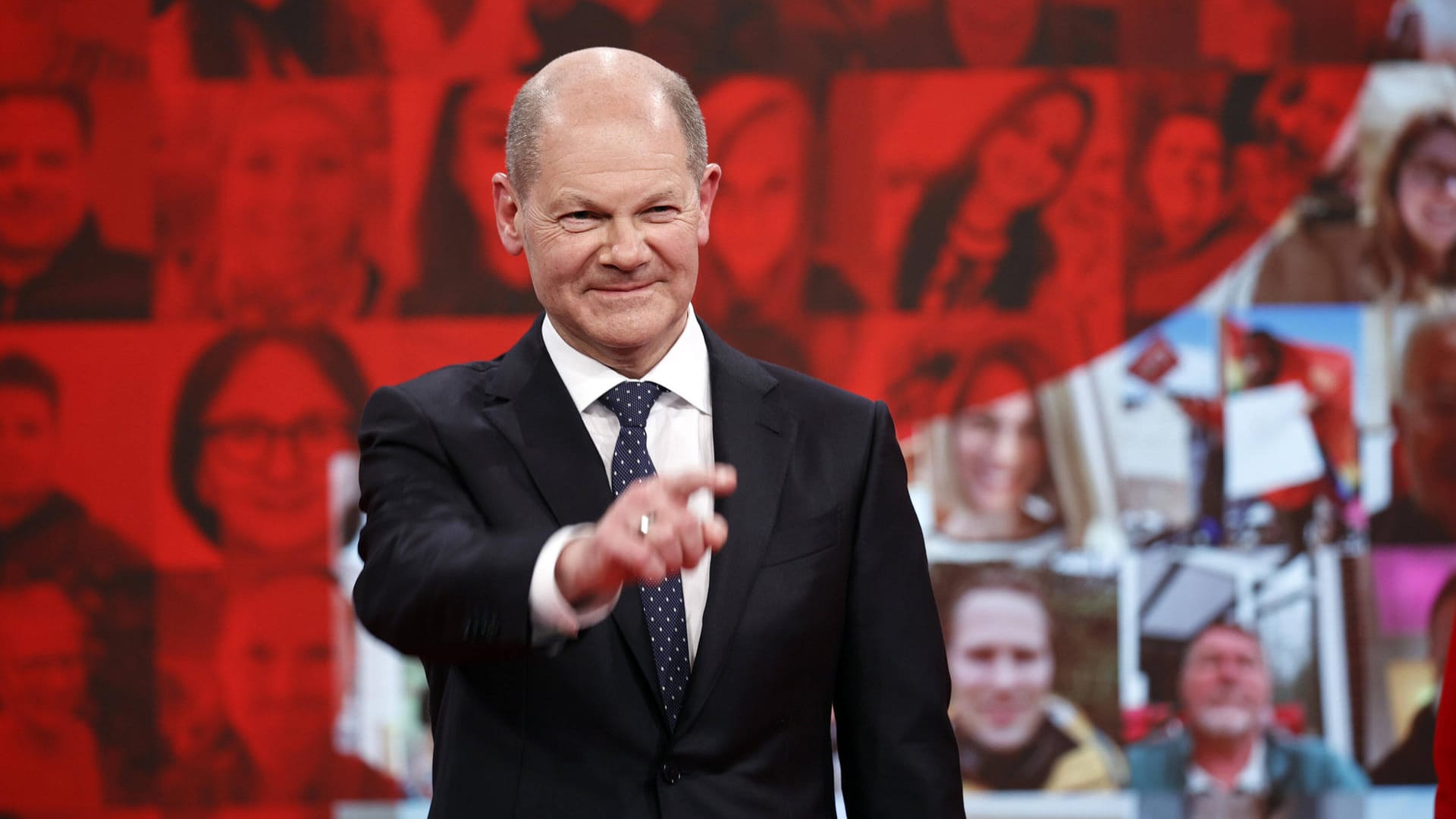 Ich weise Euch den Weg: Olaf Scholz setzt darauf, dass ihm bald auch die Wähler folgen.